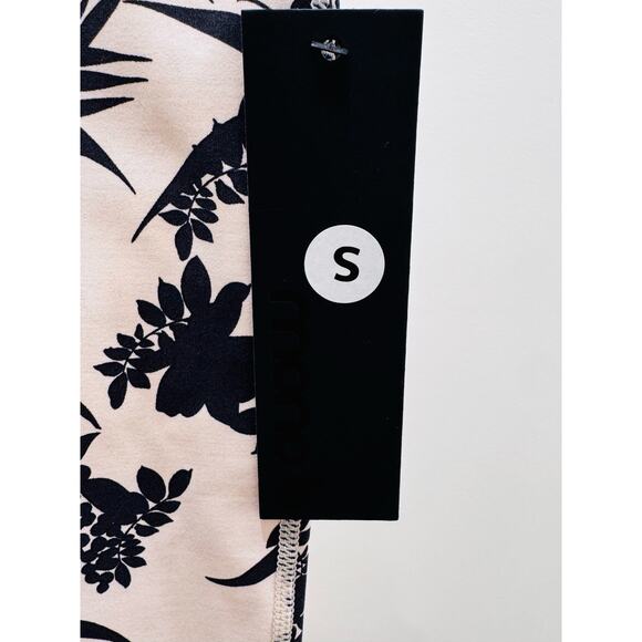 NWT Mono B Cream and Navy Floral Leggings Size S - Picture 4 of 4